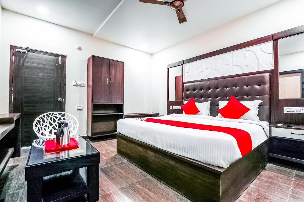 Oyo 16155 Hotel Dcm Grand Vijayawāda Εξωτερικό φωτογραφία