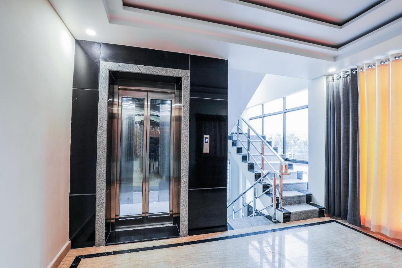 Oyo 16155 Hotel Dcm Grand Vijayawāda Εξωτερικό φωτογραφία