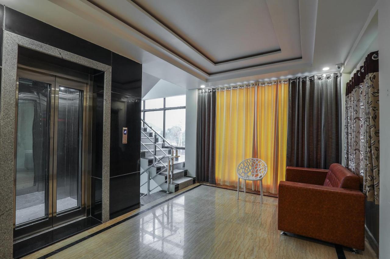 Oyo 16155 Hotel Dcm Grand Vijayawāda Εξωτερικό φωτογραφία