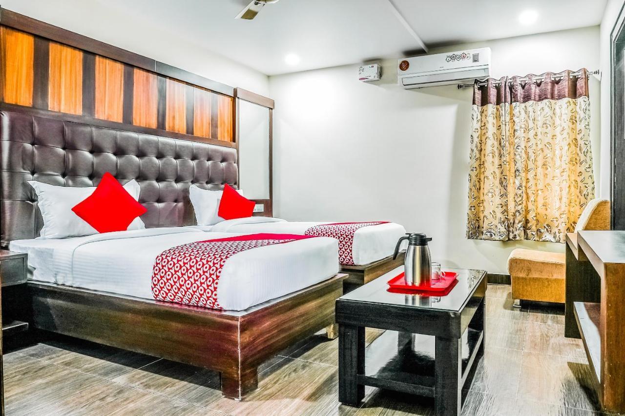 Oyo 16155 Hotel Dcm Grand Vijayawāda Εξωτερικό φωτογραφία